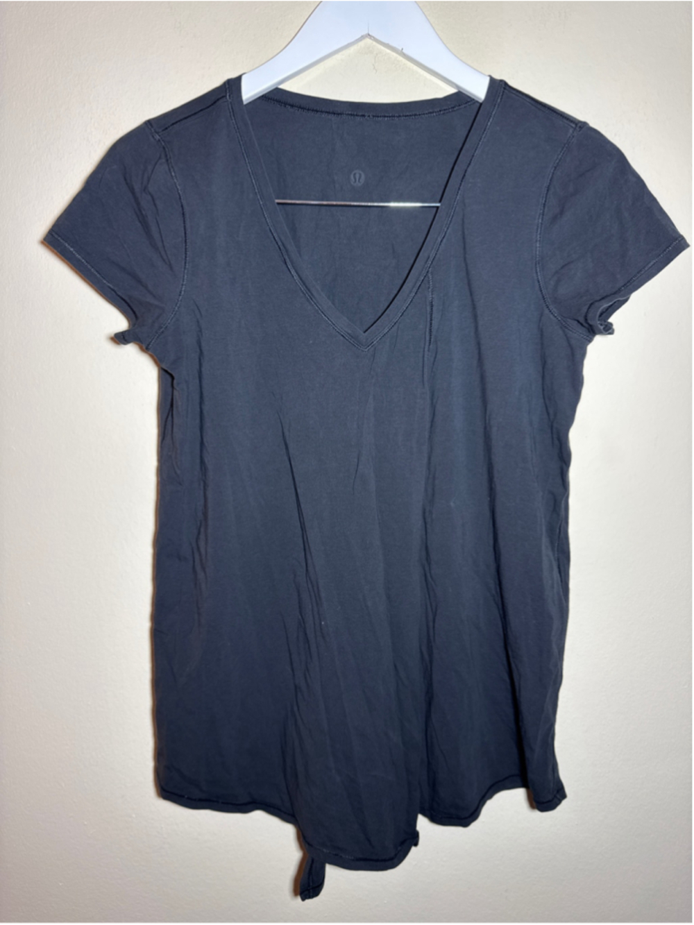 Lululemon Short Sleeve V-Neck Tee in Black Sz 8/10